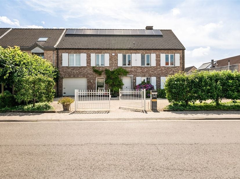 Ruime woning met afzonderlijke praktijk  of kantoorgedeelte<br />
Deze veelzijdige eigendom, bestaande uit een halfopen en een gesloten bebouwing, is