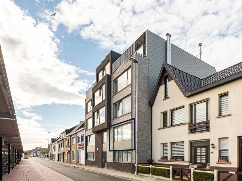 Dit goed onderhouden en energiezuinige appartement bevindt zich op de eerste verdieping van een kleinschalige residentie, vlak aan het station van Aal