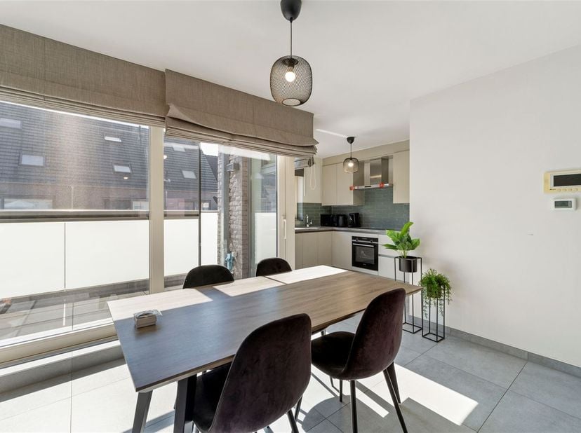 TE KOOP: Recent 2-slaapkamerappartement in het centrum van Heusden!<br />
Welkom in dit recente en hoogwaardig afgewerkte appartement, gelegen op een