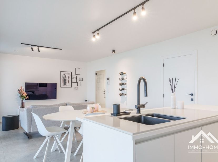 Dit nagelnieuw appartement is gelegen op de gelijkvloerse verdieping van een modern woningblok, en bereik je via de gemeenschappelijke inkom. Via je e