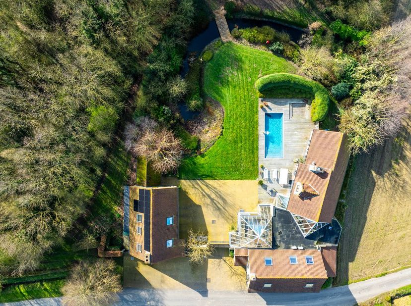 Ontdek dit uitzonderlijke domein van circa 1,6 hectare, een oase van rust en privacy, gelegen in den Draai in Poperinge/Krombeke. De villa (gebouwd in