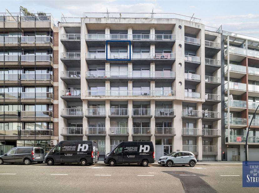 Studio moderne et meublé situé au 5ème étage de la Residentie Tropezina, un immeuble récent situé le long de la Torhoutsesteenweg, à quelques pas de l