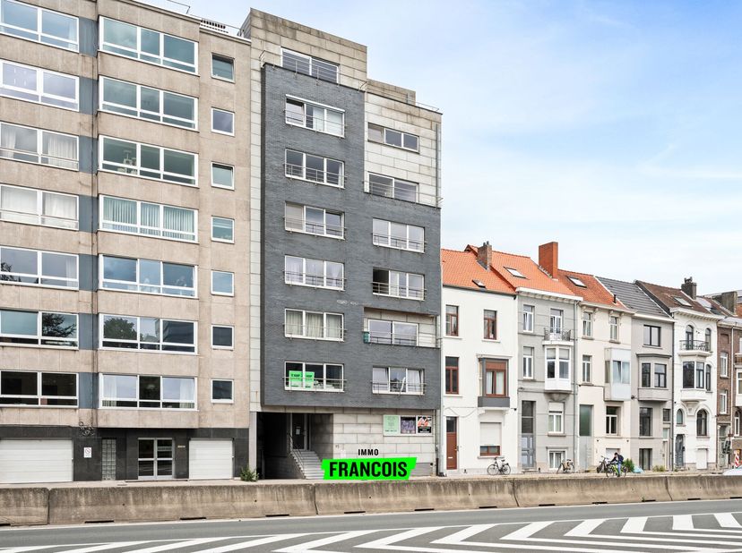 Dit appartement op de eerste verdieping maakt deel uit van een residentie uit 2005, gelegen aan de gekende Sint-Lievenslaan. Dankzij deze centrale lig