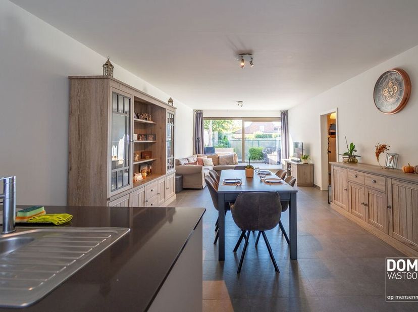 Dit ruim gelijkvloers appartement in Hasselt is een ideale woning voor wie op zoek is naar comfort en gemak. Het appartement is gelegen in een modern
