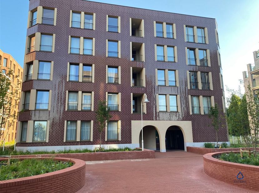 Ontdek dit moderne en ruime appartement in het hart van Brussel, ideaal voor wie op zoek is naar comfort en stijl. Met een bewoonbare oppervlakte van