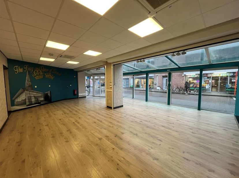 Ruime handelsgelijkvloers te huur in het hartje van Lommel.<br />
Ligging: <br />
Zeer gunstige locatie die geniet van veel passage in het centrum van
