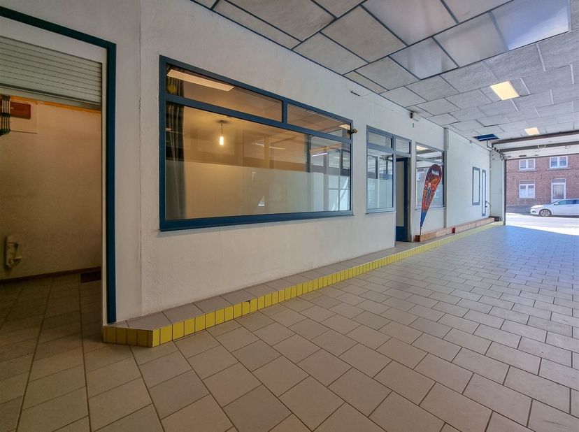 RelayImmo vous propose deux bureaux de 13 et 12 m² dont un avec kitchenette (évier et taque). Entrée et WC communs.<br />
<br />
Caractéristiques :