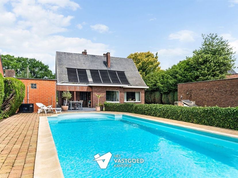 Instapklare, centraal gelegen woning op ruim perceel met zwembad<br />
Belangrijkste troeven:<br />
- Centrale ligging: rustig gelegen en op wandelafs