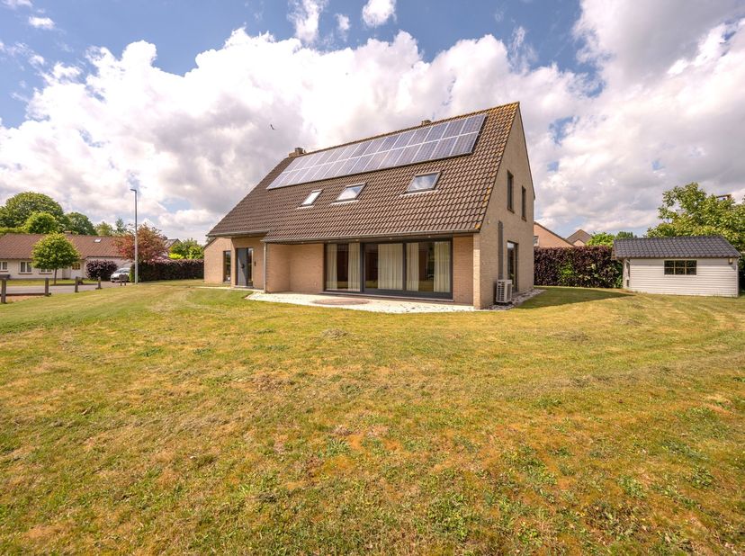 Ontdek deze uitzonderlijk ruime en lichtrijke villa, gelegen in een rustige en residentiële omgeving in Sint-Kruis. Met een indrukwekkende bewoonbare