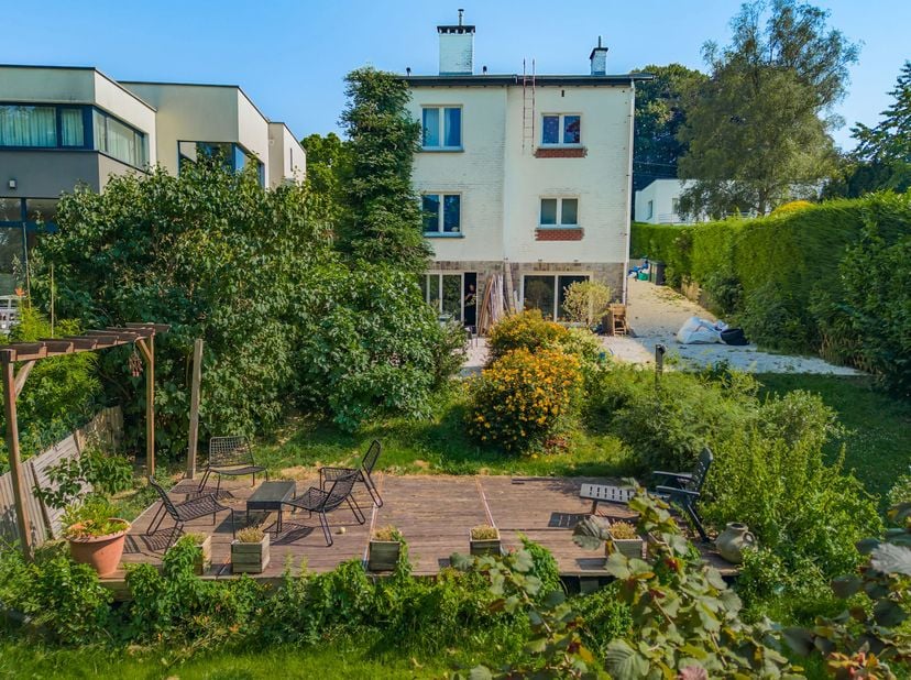 Easy Home a le plaisir de vous présenter cette villa unifamiliale, actuellement aménagée en deux appartements rénovés en 2013, construite sur un terra