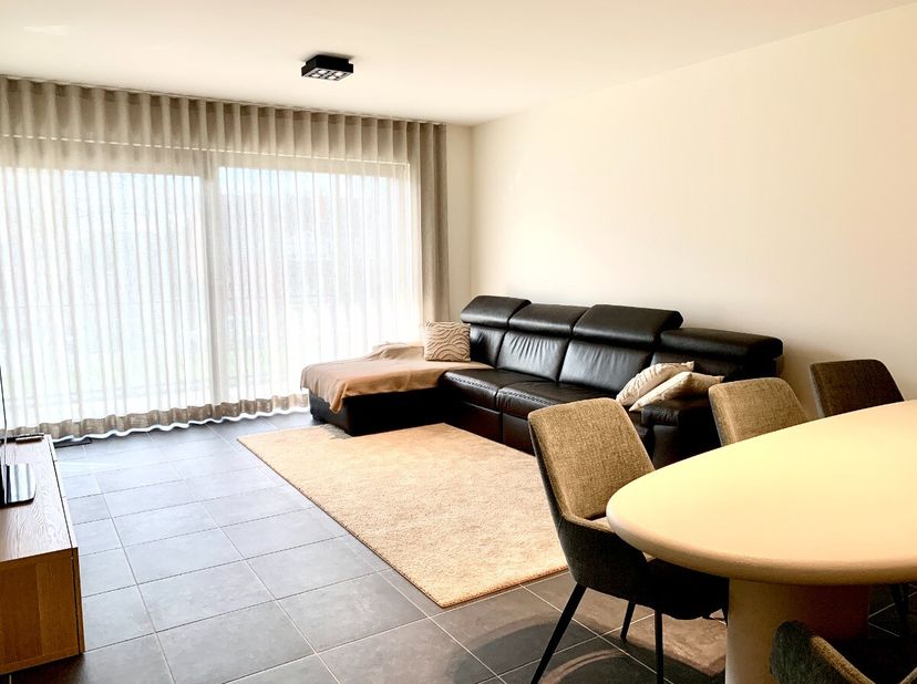 Ben je op zoek naar een comfortabel en instapklaar appartement? Dan is dit mooie 2-slaapkamerappartement, gelegen aan Millenstraat 27.1.7 in Bree, mis