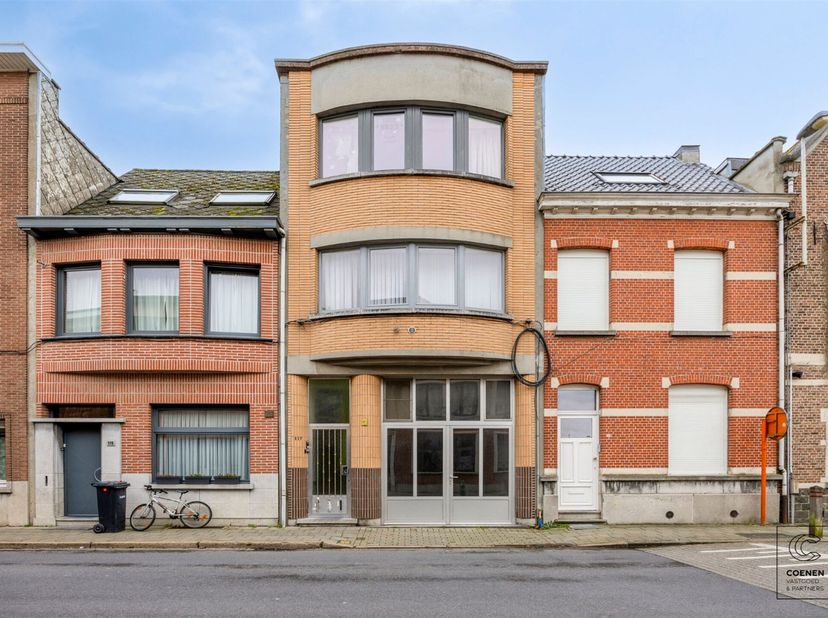 Op een schitterende locatie in het centrum van Lier bevindt zich deze ruime woning die momenteel is ingedeeld in drie afzonderlijke appartementen. Dan