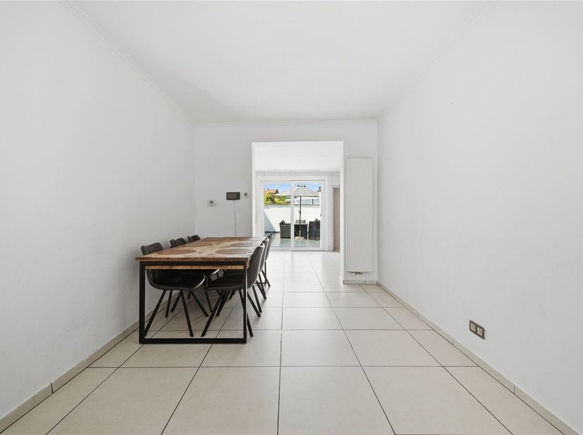 Cette maison est située à côté d'un parking (centre communautaire) et n'a donc qu'une seule maison voisine sur la droite. Le côté gauche est très bien