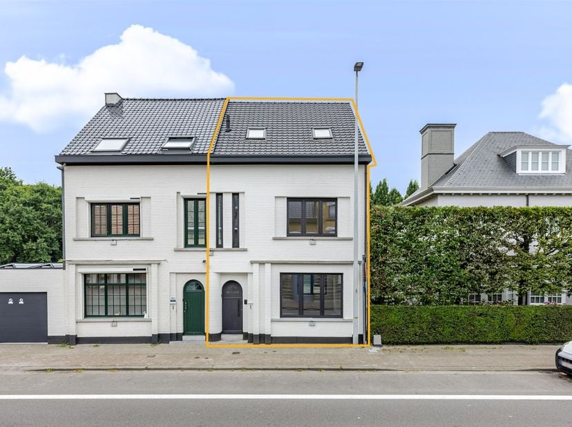 Ontdek deze volledig en recent gerenoveerde woning in het charmante, landelijke Oudegem. Dankzij de gunstige ligging, vlakbij invalswegen en de nabijh