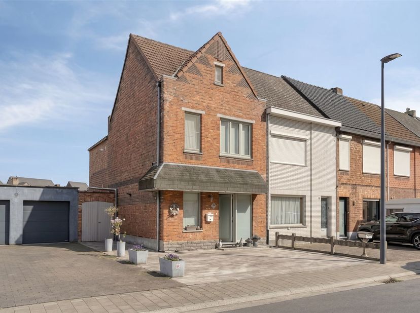 Deze instapklare woning beschikt op het gelijkvloers over een lichtrijke leefruimte met een aangrenzende open keuken die uitkijkt op de tuin. Daarnaas