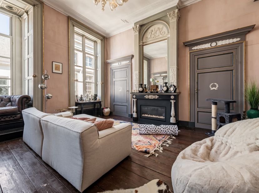Op een absolute top-commerciële locatie in het historisch centrum van Brugge verbergt zich een pand met een verhaal. De exacte locatie houden we nog e