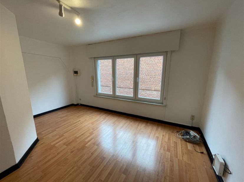 Mooi en rustig gelegen appartement in het centrum van Kortrijk.  Living, keuken, slaapkamer, toilet en badkamer.  Vrij op heden.  epc 191 kWh/m² uc 27