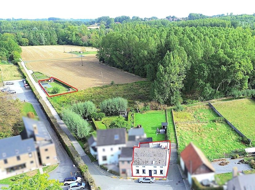 Aan de voet van de Berendries vinden we deze woning die compleet gerenoveerd werd in 1993 met toen nieuwe elektrische installatie, nieuwe houten tusse