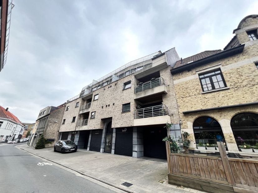 Ruim appartement met garage in het hart van Roeselare<br />
Op zoek naar een comfortabel appartement op een toplocatie? Dit ruime appartement, gelegen