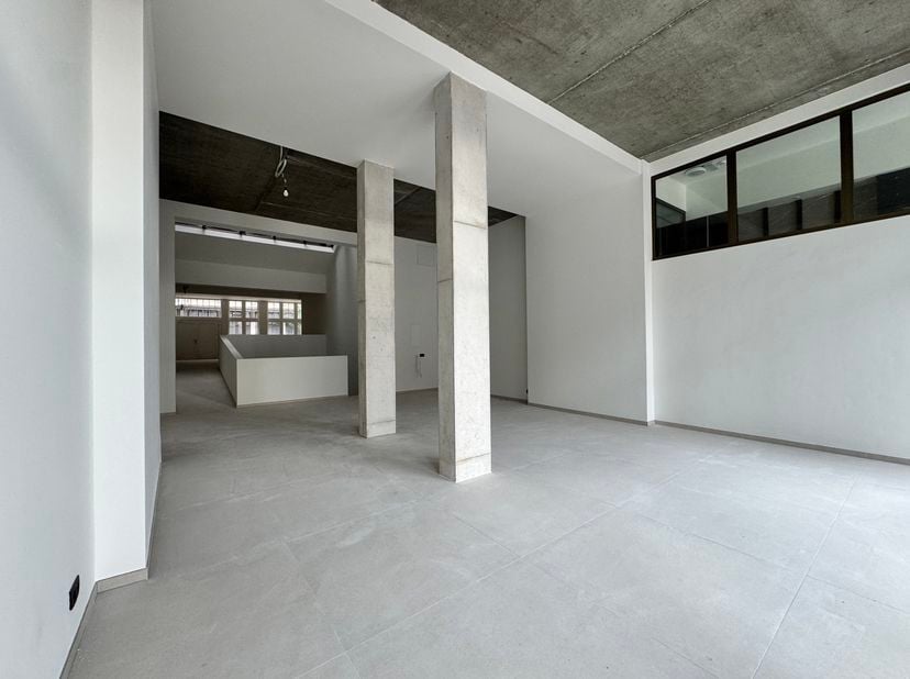 Ben je op zoek naar een zichtbare en strategische locatie voor je zaak? Dit instapklare handelspand van ca. 230 m², gelegen aan de bruisende Frankrijk