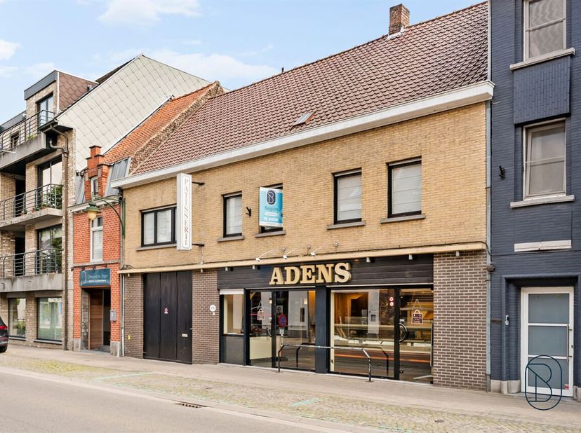 À vendre : bien commercial polyvalent avec habitation séparée dans un emplacement de premier choix à Deerlijk !<br />
Cet immeuble multifonctionnel (a