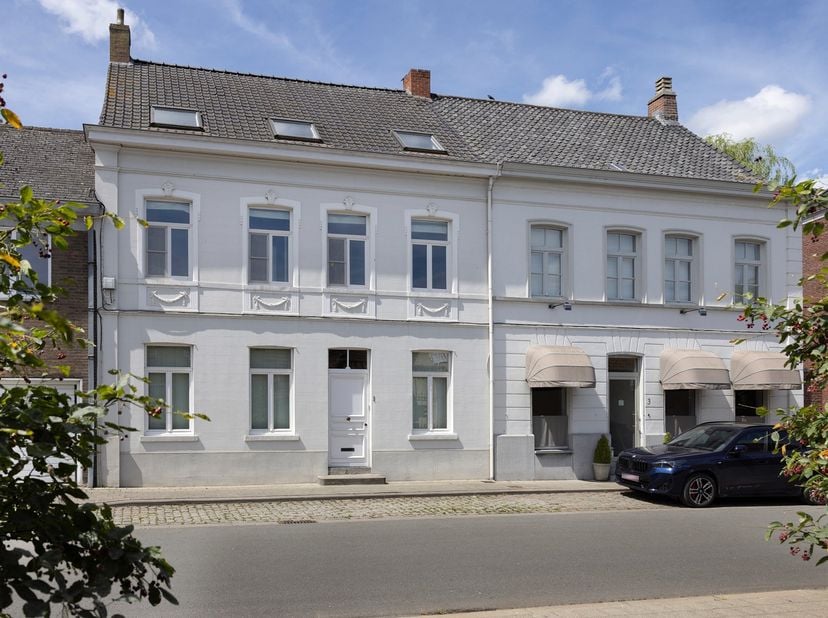 In de www.schepenhuisstraat1.be (url kopiëren en plakken indien doorklikken niet lukt) in Rollegem stellen we jou graag deze authentieke gezinswoning