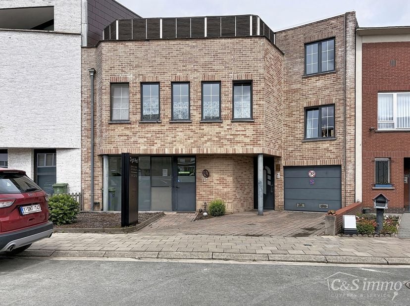 Deze uitzonderlijk ruime, instapklare woning met een bewoonbare oppervlakte van maar liefst 353 m² biedt tal van mogelijkheden. Dankzij de indeling is