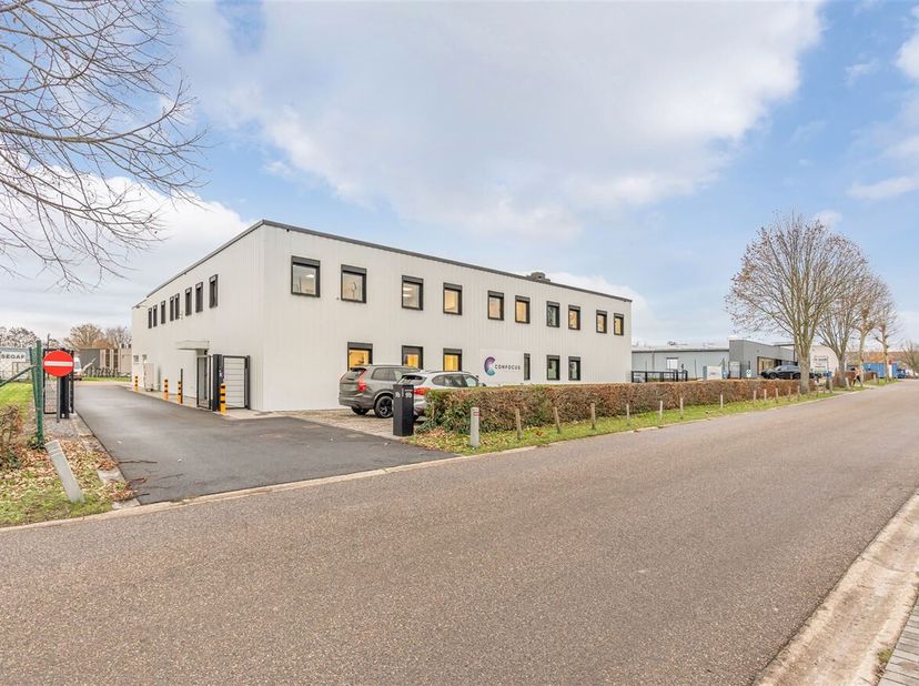 Instapklare, moderne kantoorruimte in Hasselt volledig of gedeeltelijk te huur!<br />
Ligging:<br />
Gelegen aan Hellebeemden 9A in Hasselt, vlakbij d