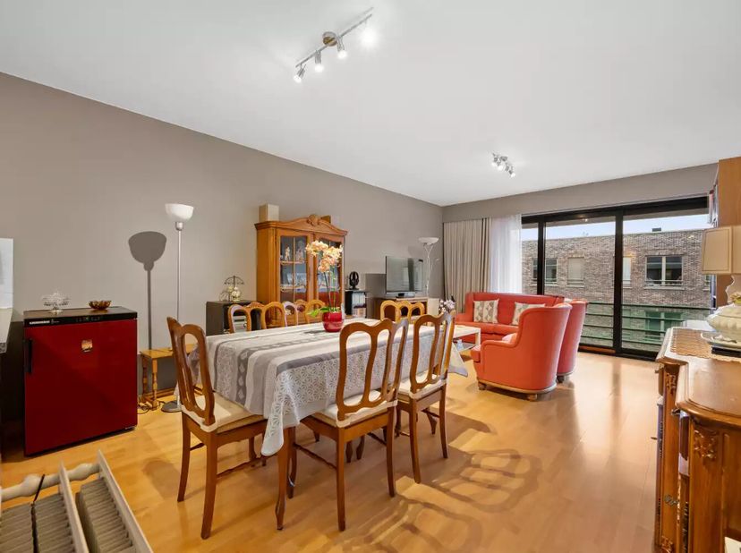 Dit gezellige appartement bevindt zich op de tweede verdieping van het gebouw en biedt een totale vloeroppervlakte van 67m² (waarde volgens EPC). Bij