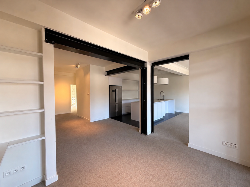Op een uitstekende ligging, op wandelafstand van het centrum van Genk, vinden we dit gerenoveerd appartement. Dit appartement biedt een aangename comb