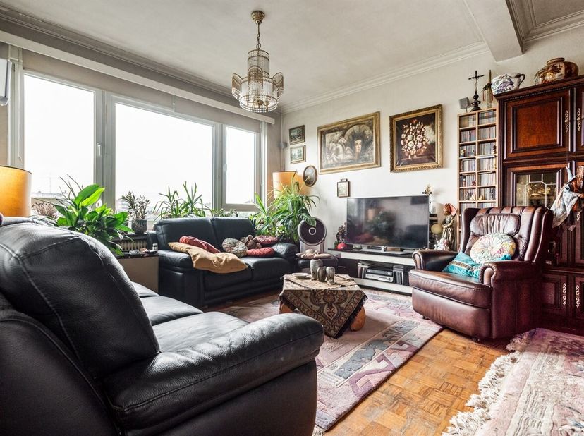 Ligging: Het appartement is gelegen aan de Bleekhofstraat 117 bus 23/5C, in een centrale en gegeerde buurt van Antwerpen. Winkels, supermarkten, schol
