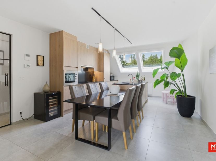 In het centrum van Zonnebeke en op wandelafstand van alle voorzieningen treffen we dit recent en instapklaar appartement. Het appartement geniet van e