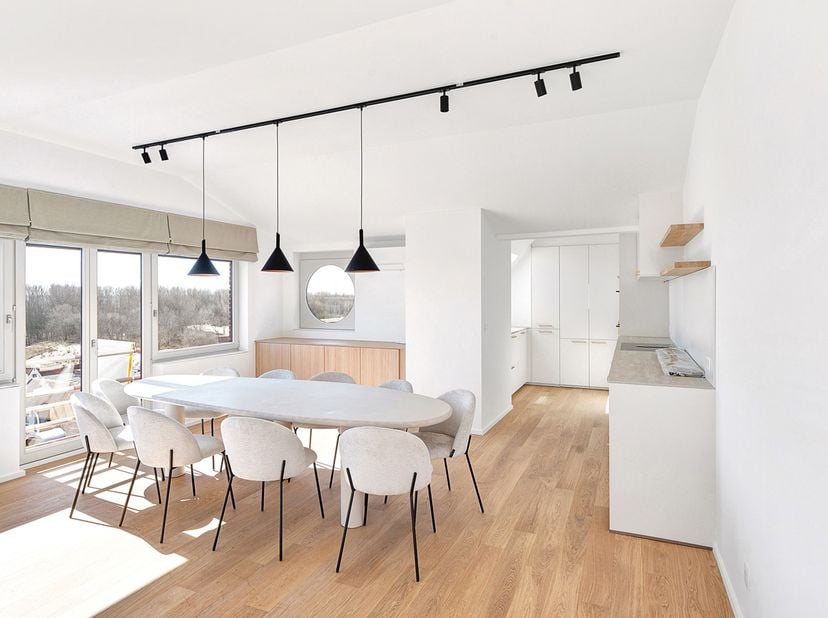 Op slechts enkele passen van de Zeedijk in Duinbergen bevindt zich dit uitzonderlijk groot duplexappartement met vier slaapkamers en een ruim zonneter