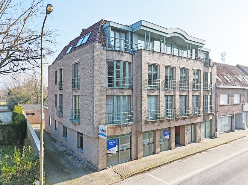 Deze strategisch gelegen kantoorruimte situeert zich langs de Centrumstraat te Olsene (Zulte), men bevindt zich in de dorpskern, veel passage en de op