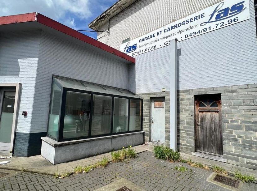 Marchienne-au-Pont - à vendre un ensemble immobilier comprenant un garage automobile + un appartement sur 3 niveaux/<br />
Possibilité d'acquérir le m