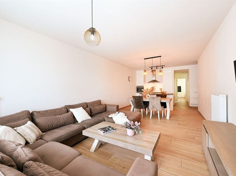 Sommige appartementen voelen meteen goed aan. Niet omdat ze groot of opvallend zijn, maar omdat de ruimtes logisch zijn ingedeeld, er veel natuurlijk