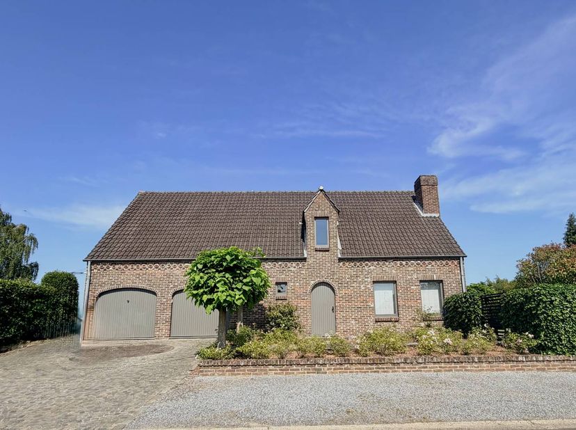 Cette belle maison est située dans la paisible ville de Kuringen (Hasselt), à quelques minutes à vélo du centre de Hasselt. Le canal Albert et la rése