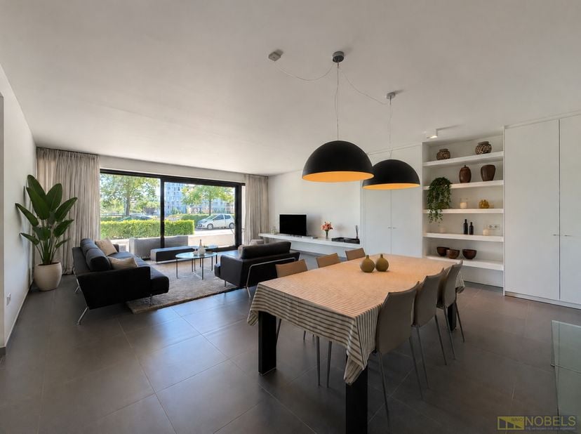 RUIM EN INSTAPKLAAR GELIJKVLOERS APPARTEMENT met 3 VOLWAARDIGE SLAAPKAMERS, gelegen op een TOPLIGGING aan de Schelde in het CENTRUM van Oudenaarde. Di