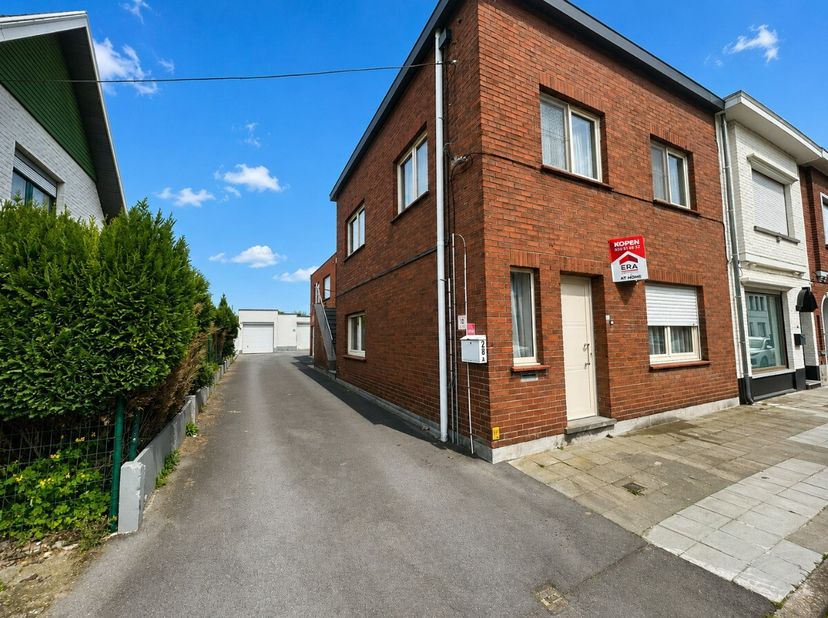 Wervik - 2 appartements + 9 garages + hangar à vendre à Wervik.Rez-de-chaussée: 1 appartement comprenant 1 chambre, un salon, une cuisine et une salle