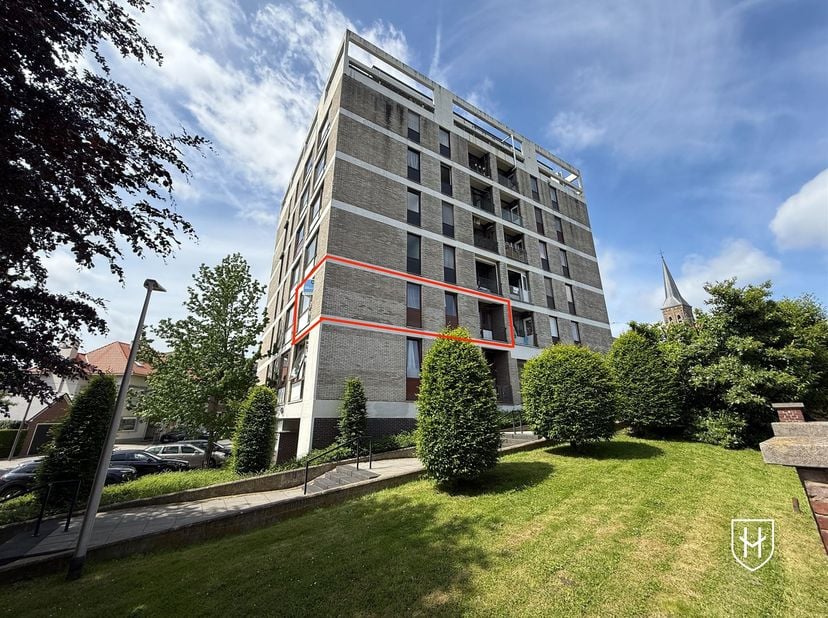 appartement d'une chambre à coucher avec place de parking et rangement en sous-sol, situé à Lanaken-Centre, à distance de marche de toutes les commodi