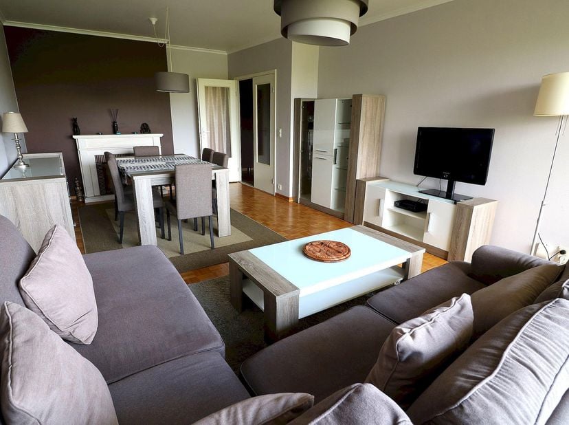 PÊCHERIES - appartement van 90m² bestaande uit:<br />
- 2 slaapkamers<br />
- 1 woonkamer<br />
- 1 volledig ingerichte keuken met wasmachine<br />
-