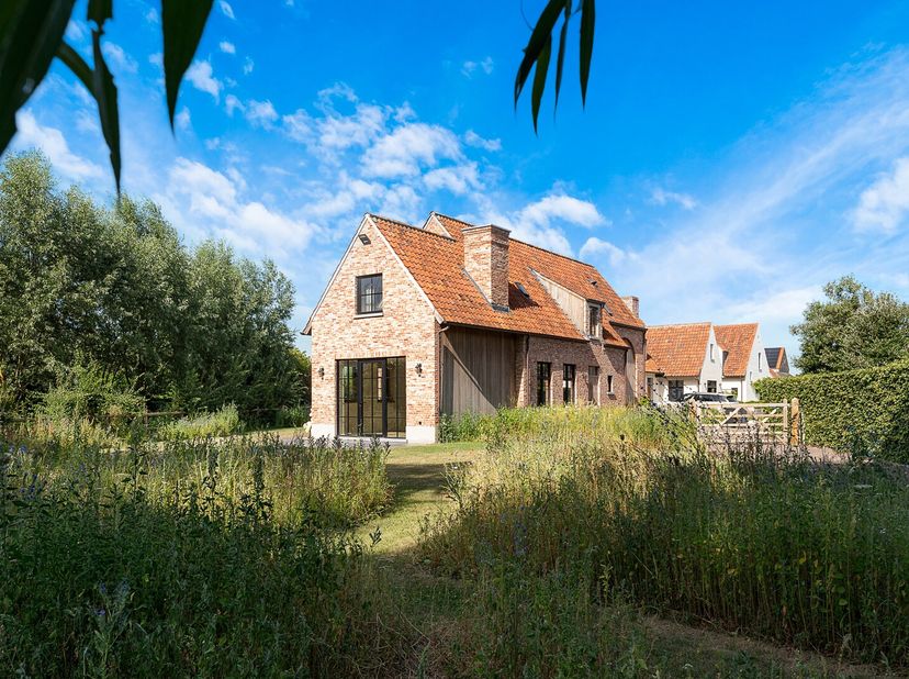 In een recente en rustige verkaveling in het charmante dorp Moerkerke (Damme) bevindt zich deze prachtige nieuw gebouwde villa op een perceel van maar
