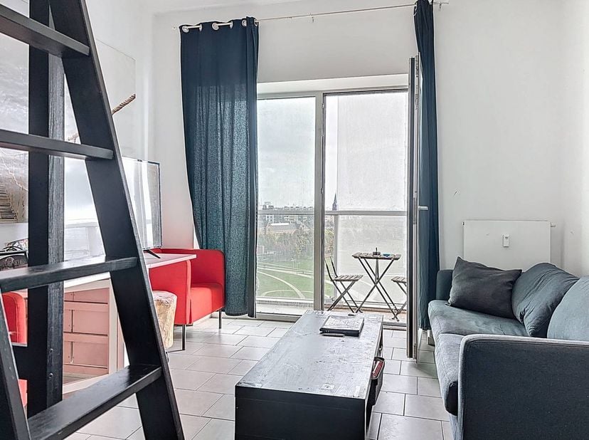 De studio te koop in de Parktoren aan de Ellermanstraat heeft een bewoonbare oppervlakte van ca 32 m². De bereikbaarheid wordt gegarandeerd door het o
