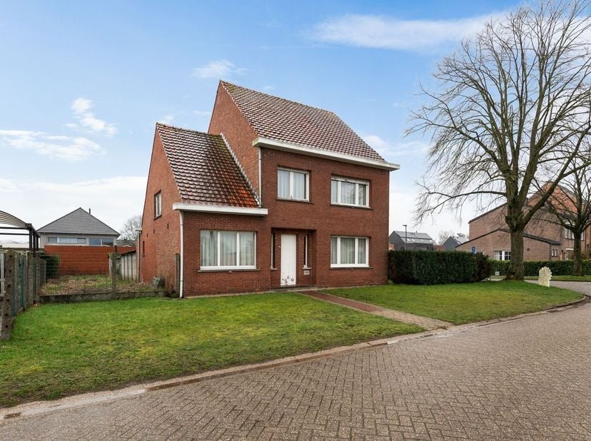 Op te frissen woning op 7a 42ca<br />
<br />
Ligging: Rustig gelegen nabij centrum Lille met alle faciliteiten (Winkels, scholen, openbaar vervoer,