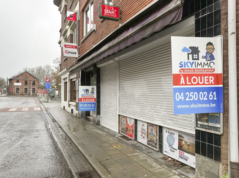 L'agence SKYIMMO vous propose ce rez-de-chaussée commercial lumineux d'une superficie utile de 86m² avec une bonne visibilité situé ANGLEUR. La surfac