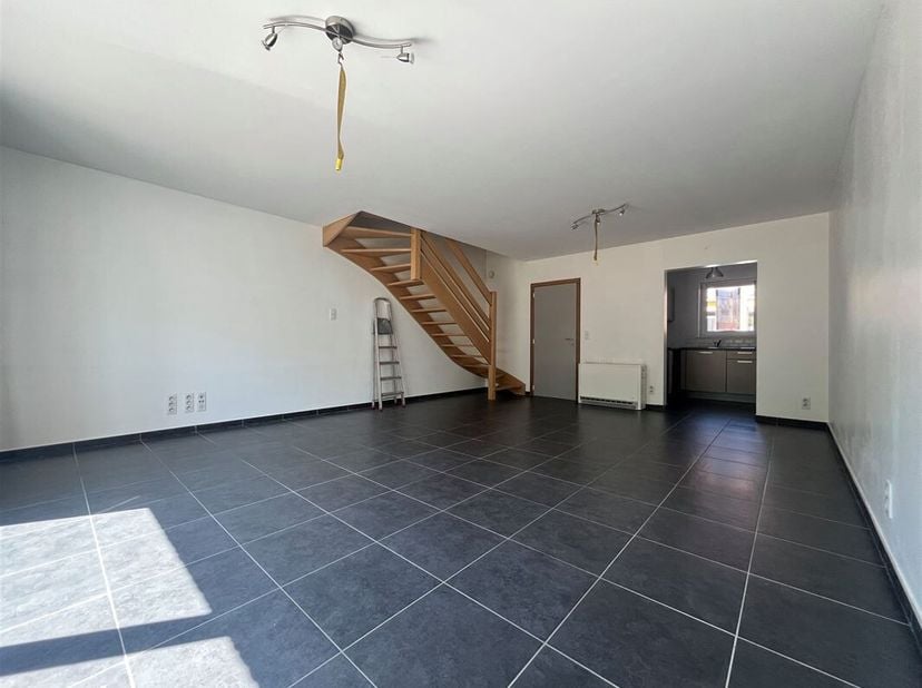Mooie woning bestaande uit een hal, een woonkamer van +/- 45 m² die uitkomt op een gedeeltelijk ingerichte keuken (spoelbak, kookplaat), apart toilet.