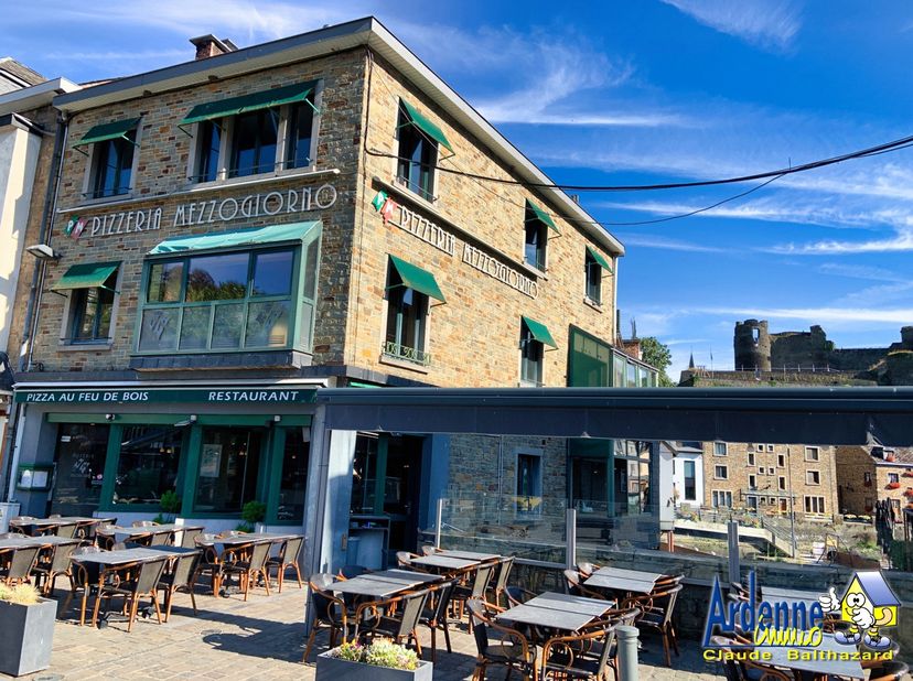 Glv: commerciële ruimte van 82 m² <br />
Etage +1: commerciële ruimte van 82 m²<br />
Etage +2: appartement van 78 m² met keuken (fornuis, afzuigkap,
