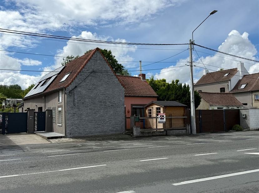 Aangenaam dorpshuis met 1 slaapkamer en binnenplaats aan de voorkant.<br />
Halfvrijstaande woning met binnenplaats aan de voorzijde op en met 63 ca.<