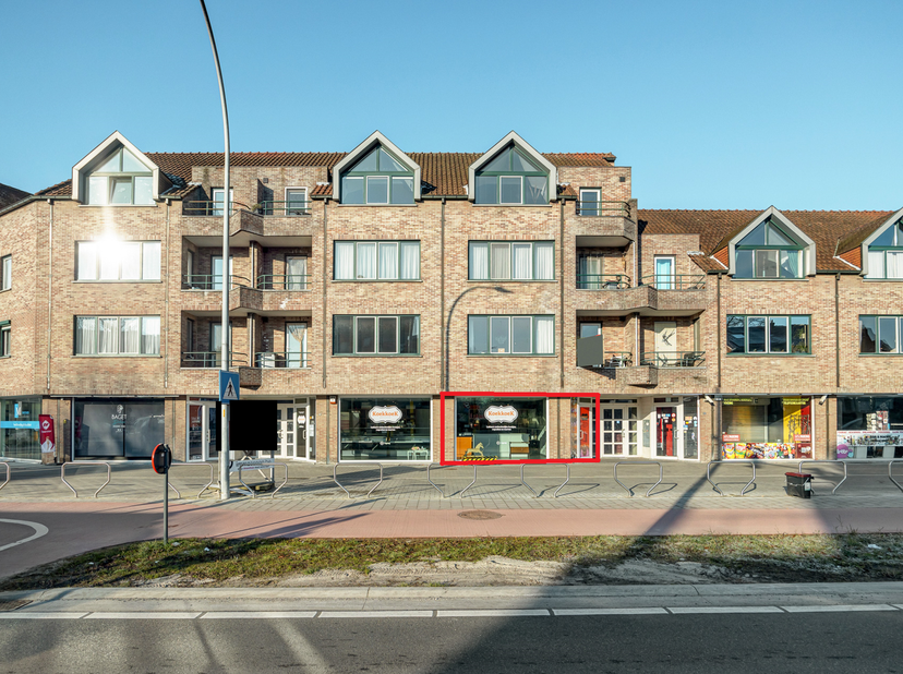 Dit prachtig handelspand is gelegen aan de Turnhoutsebaan te Mol, met veel doorgaand verkeer op een drukke verbindingsweg tussen Mol &amp;amp; Dessel is d