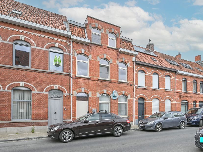Deze charmante woning uit 1934 combineert authentieke uitstraling met een doorgedreven energetische renovatie. Indeling: Inkomhal, berging met doorgan